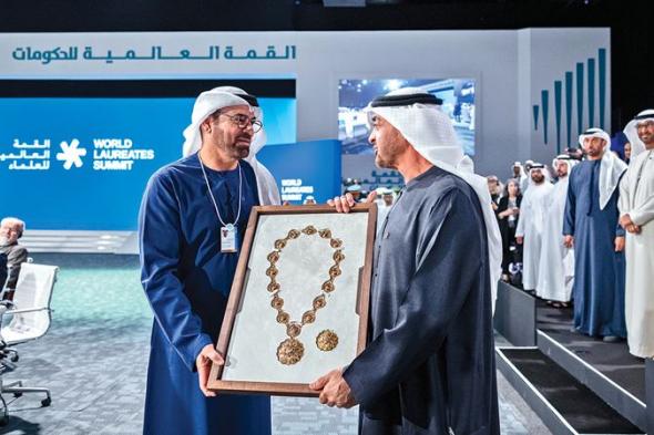 رئيس الدولة يمنح محمد القرقاوي وسام الاتحاد