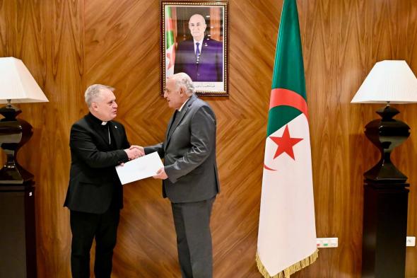 عطاف
يستقبل
سفير
حاضرة
الفاتيكان
الجديد
لدى
الجزائر