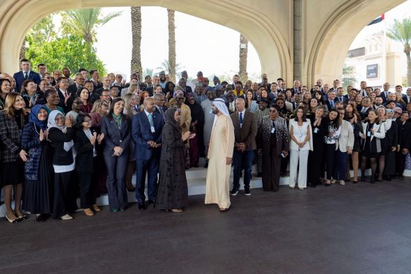 محمد بن راشد يشهد تخريج 377 منتسبا من 17 برنامجا لتأهيل القيادات الحكومية من 45 دولة