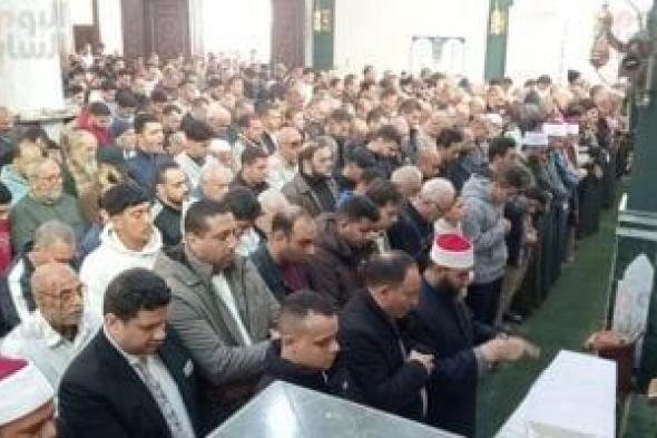 أداء
صلاة
الجنازة
على
جثمان
الشهيد
معاون
مباحث
مركز
شرطة
الحامول..
صور