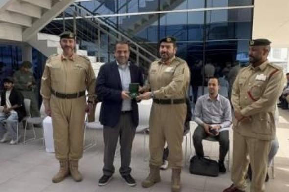 أردني
      يعثر
      على
      200
      ألف
      درهم..
      وشرطة
      دبي
      تكرمه
      لأمانته