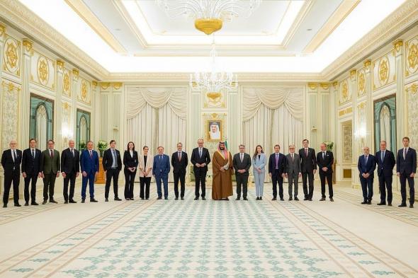 صورة
    تذكارية
    تجمع
    ولي
    العهد
    والمستشار
    الألماني
    مع
    وفدٍ
    من
    رجال
    الأعمال
    المصاحب
    لزيارته
    للمملكة
       