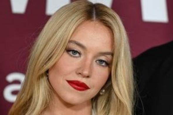 سيدنى
سوينى
ترد
على
منتقديها
بسبب
بنطلون
جينز..
اعرف
التفاصيل