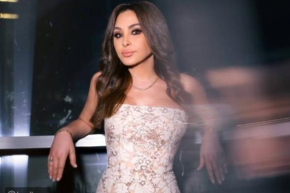 لحظة ارتباك تتحول إلى إشادة: إليسا تتجاوز تعثّرها في حفلها وتخطف الأنظار بإطلالة أنيقة