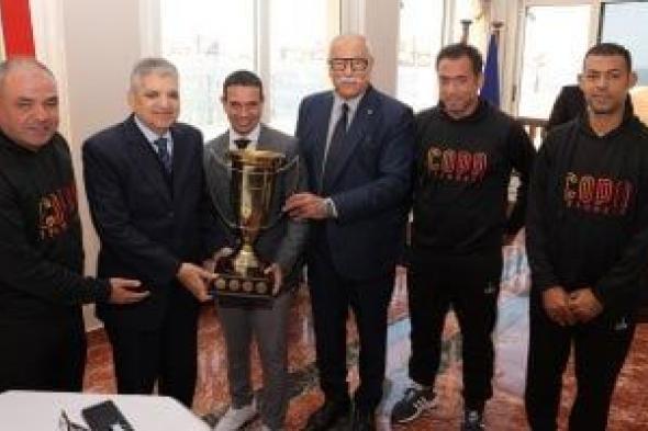 الفريق
أسامة
ربيع
يكرم
فريق
الهوكى
بنادى
بورفؤاد
بعد
تتويجه
بطلا
لأفريقيا
للأندية