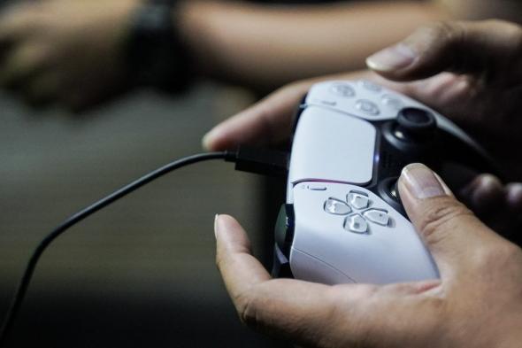 مبيعات
PS5
تتراجع
سنويًا
لكنها
تتفوق
على
Nintendo
Switch
2
خلال
موسم
الأعياد