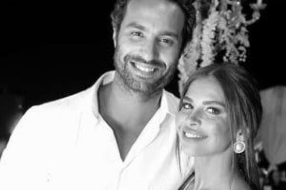 كريم
فهمي
يحتفل
بعيد
ميلاد
زوجته
دانية:
كل
سنة
وأنت
الأحلى
والأهم