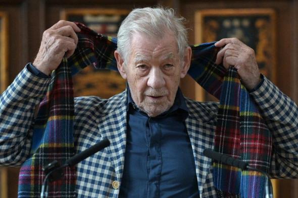 إيان
ماكيلين
يعيد
تمثيل
اللحظة
التي
يدمر
فيها
ماغنيتو
[حرق]
في
فيلم
Avengers:
Doomsday
أمام
الحضور