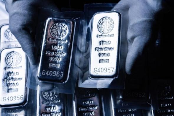 الذهب
      يواصل
      التراجع..
      والفضة
      تترنّح
      عند
      65
      دولاراً
      للأونصة