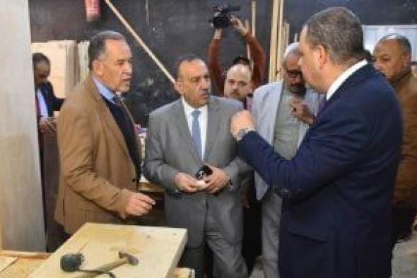 محافظ
أسيوط
يفتتح
معرض
تدوير
الرواكد
بمدرسة
أبو
تيج
المهنية