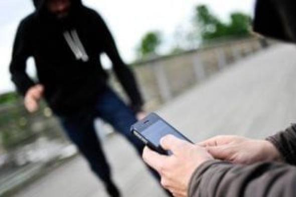 المتهمون
بسرقة
الهواتف:
«نسرقها
بالخطف
باستخدام
دراجة
نارية»