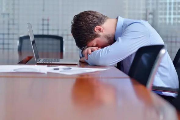 موظف يُفصل من وظيفته بسبب غمضة عين