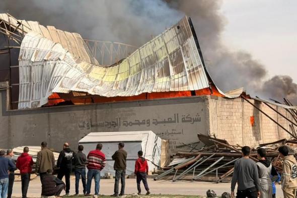 بالصور:
طواقم
الدفاع
المدني
تكافح
حريقاً
ضخماً
في
"بركس"
بالمحافظة
الوسطى