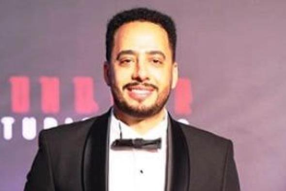 عصام
السقا
يعلن
تعرض
والده
لوعكة
صحية