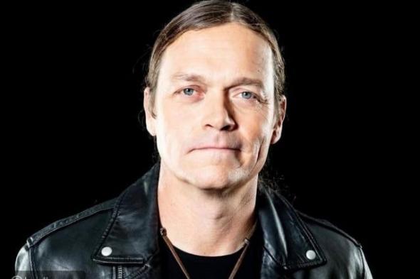 الفنان العالمي براد أرنولد يودّع الحياة بعد صراع مع السرطان