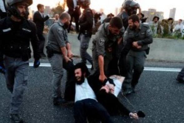 اشتباكات وإصابات واعتقالات بين شرطة الاحتلال ويهود الحريديم في تل أبيب