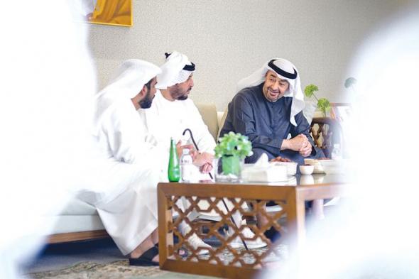 رئيس الدولة يزور الشاعر سيف سالم المنصوري في منزله