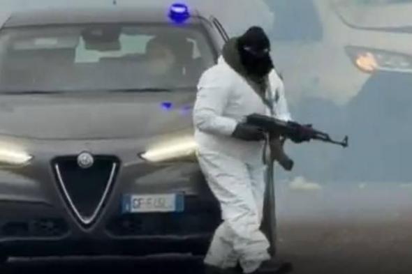 هجوم
      هوليودي
      على
      مصفحة
      نقل
      أموال
      في
      إيطاليا
      (فيديو)