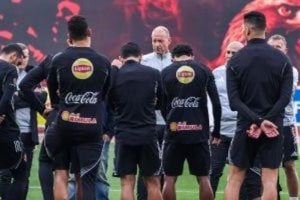 مران
الأهلى..
توروب
يحاضر
اللاعبين
وتدريبات
خططية
استعدادا
للإسماعيلى