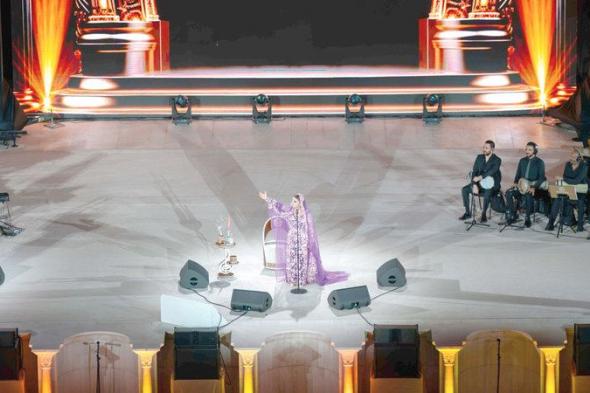 أصالة بالبرقع الإماراتي.. على مدرج خورفكان