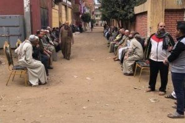 والد
محمد
صلاح
يستقبل
المعزيين
في
وفاة
جده
بنجريج..
فيديو
وصور