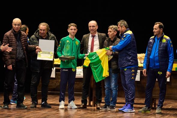 بالصور..
تكريم
الفئات
الشبانية
لشبيبة
القبائل
في
حفل
خاص