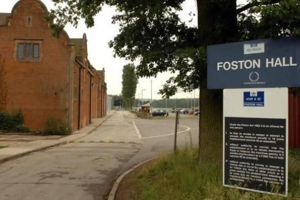 سارقة
      دجاج
      تتوسل
      لإبقائها
      في
      السجن