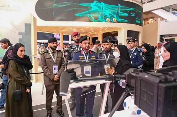 نائب
قائد
القوات
الخاصة
للأمن
والحماية
يزور
معرض
الدفاع
العالمي
2026