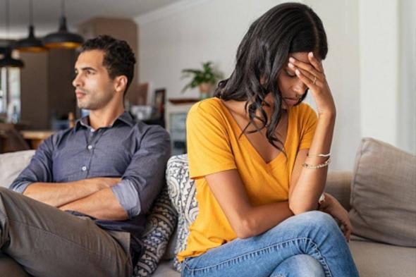 هجرنا
ولم
يكن
حاضرا
حتى
في
زفافي..
طيف
أبي
يلاحقني
ويقضّ
مضجعي