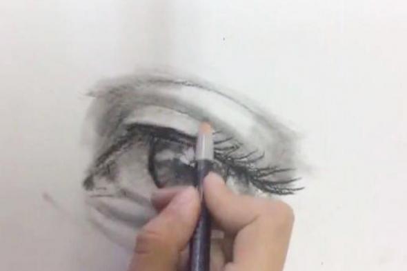 فتيات يجدن اللغة اليابانية وأخريات يبدعن بالفرشاة والألوان