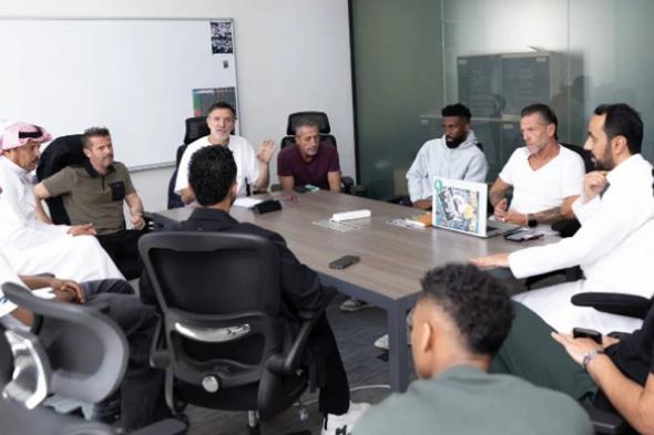 الجهاز
    الفني
    المساعد
    لـ«الأخضر»
    يجتمع
    مع
    لاعبي
    الهلال
    المرشحين
    للمنتخب