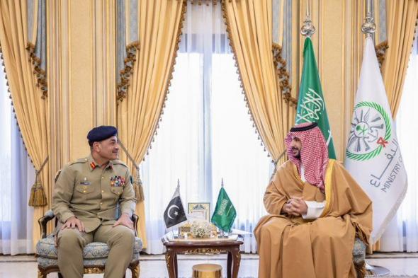 خالد
بن
سلمان
يبحث
تعزيز
التعاون
مع
قائد
الجيش
الباكستاني