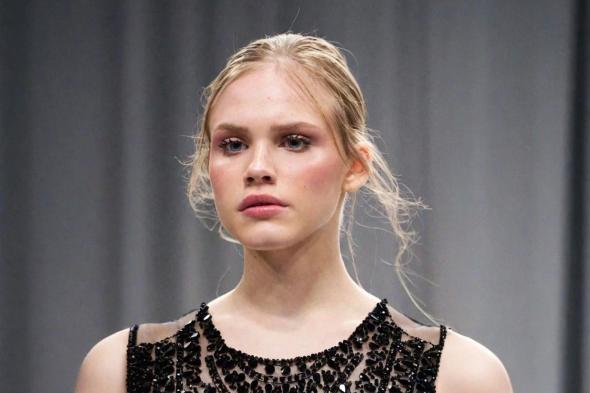 صيحات
مكياج
ناعمة
مستوحاة
من
عروض
الأزياء
ليوم
الحب
2026