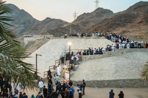 زوار
    مكة
    يتوافدون
    على
    حي
    حراء
    الثقافي
    للاستمتاع
    بالفعاليات
    والمعارض