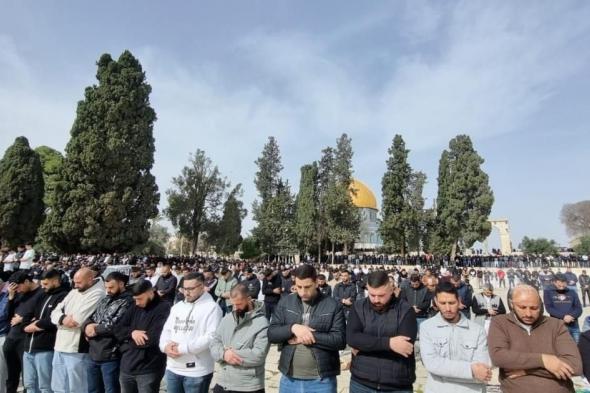 آلاف
المواطنين
يؤدون
صلاة
الجمعة
في
المسجد
الأقصى