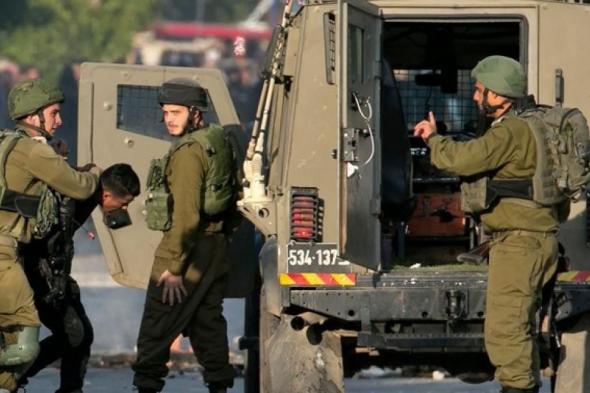 الاحتلال
يعتقل
شقيقين
ويفتش
منازل
في
الخليل