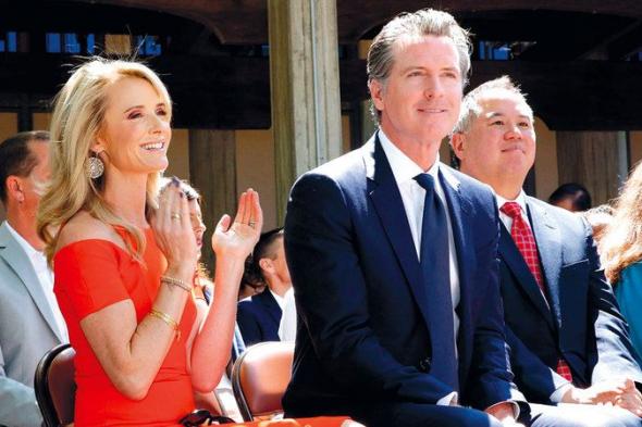 زوجة حاكم كاليفورنيا تنتقد «حرباً مروعة على النساء»