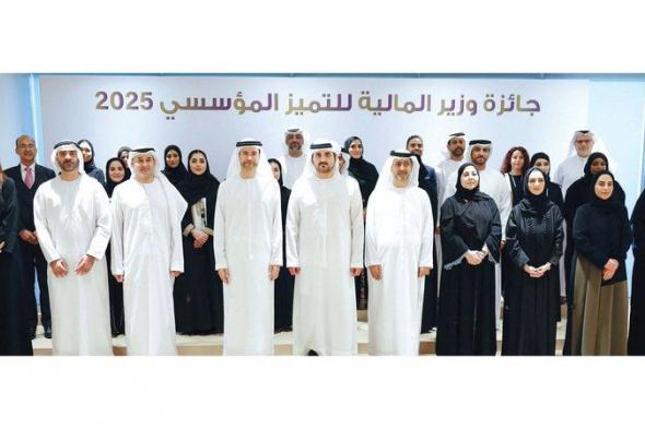 مكتوم بن محمد: نعتز بكفاءاتنا الوطنية المتميزة.. ونسعى لتحفيزها والاستثمار فيها   