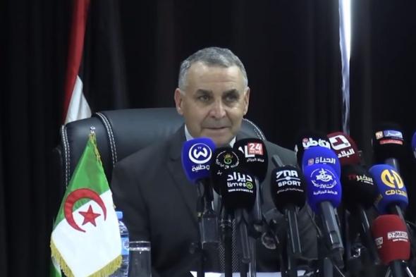 افتسان:
"لا
يمكننا 
حرمان
أجيال
كاملة
من
ممارسة
كرة
القدم"