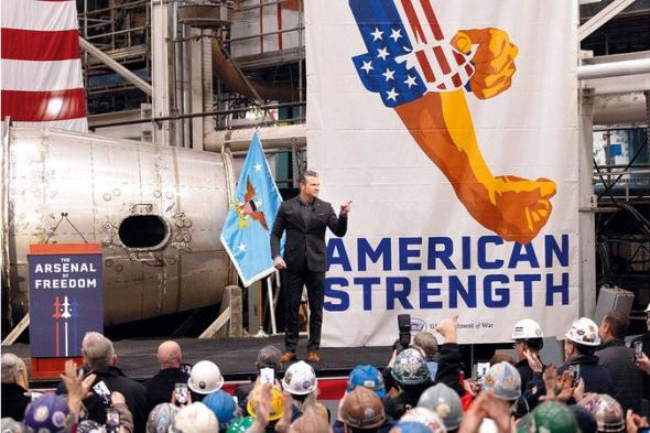 مصنع أميركي يشجع العمال على حضور خطاب وزير الحرب بدفع أجر إضافي