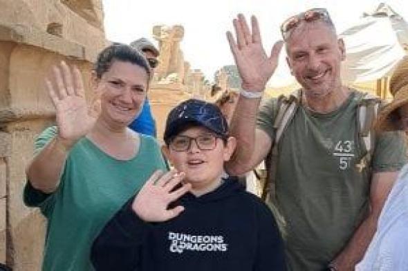 سياح
فرنسيون
بمعابد
الكرنك
يهنئون
الشعب
المصرى
بقدوم
شهر
رمضان..
صور