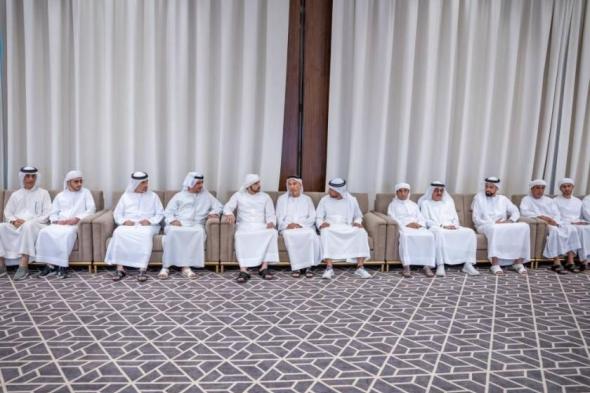 حمدان
      بن
      محمد
      وعمار
      بن
      حميد
      والشيوخ
      يعزون
      في
      وفاة
      عبدالمجيد
      صديقي