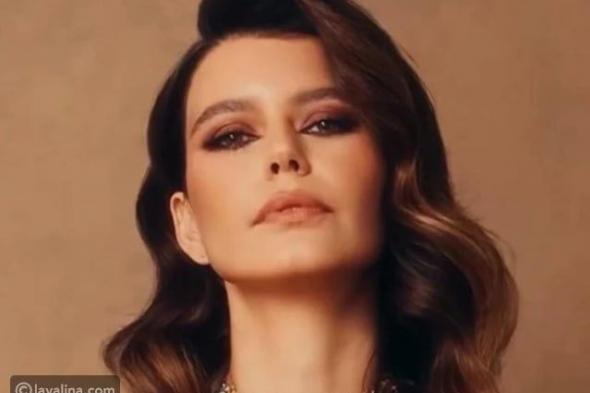 بيرين سات تخطف الأنظار بإطلالات جريئة في كليبها الأول