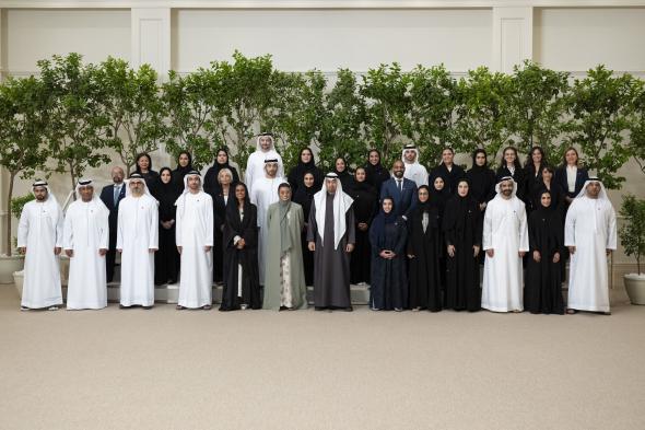 رئيس الدولة يستقبل فريق عمل الاحتفال الرسمي بعيد الاتحاد الــ 54 للإمارات