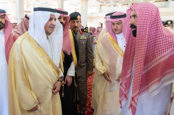 فهد بن سلطان ونائبه يؤديان صلاة الميت على الشيخ جزاع بن كريم العطيات