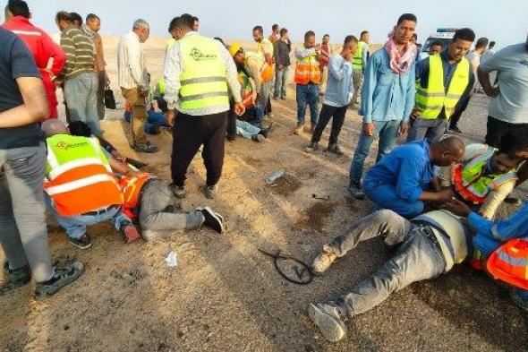 إصابة 14 شخصا إثر انقلاب ميكروباص بطريق رأس غارب – الغردقة