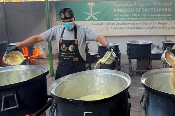 صور | جهود إغاثية سعودية متواصلة.. 25 ألف وجبة غذائية لأهالي غزة