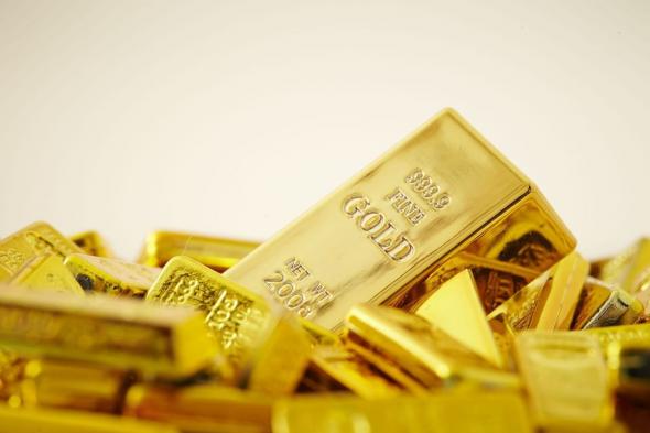 الذهب يرتفع بأكثر من 1% مع انخفاض أسعار النفط
