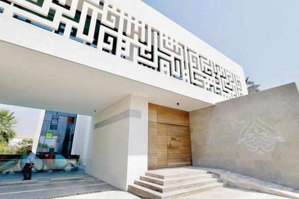 بيت إماراتي يفتح أبوابه للعالم.. ويحفظ ذاكرة الخط العربي