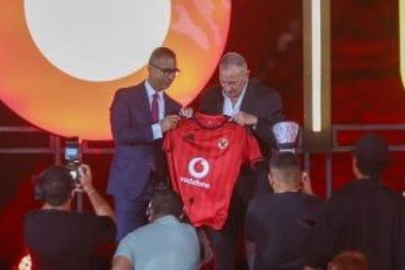 الخطيب يُهدى قميص الأهلى للرئيس التنفيذى لـ«فودافون» فى احتفالية الشراكة التاريخية
